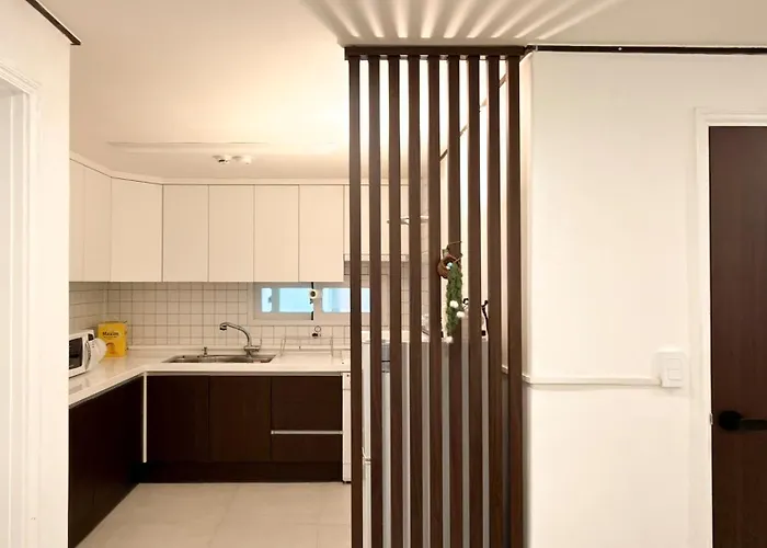 오픈할인 독립문역 2분 3룸 1층 경복궁 명동 전통시장 홍대 Villa *